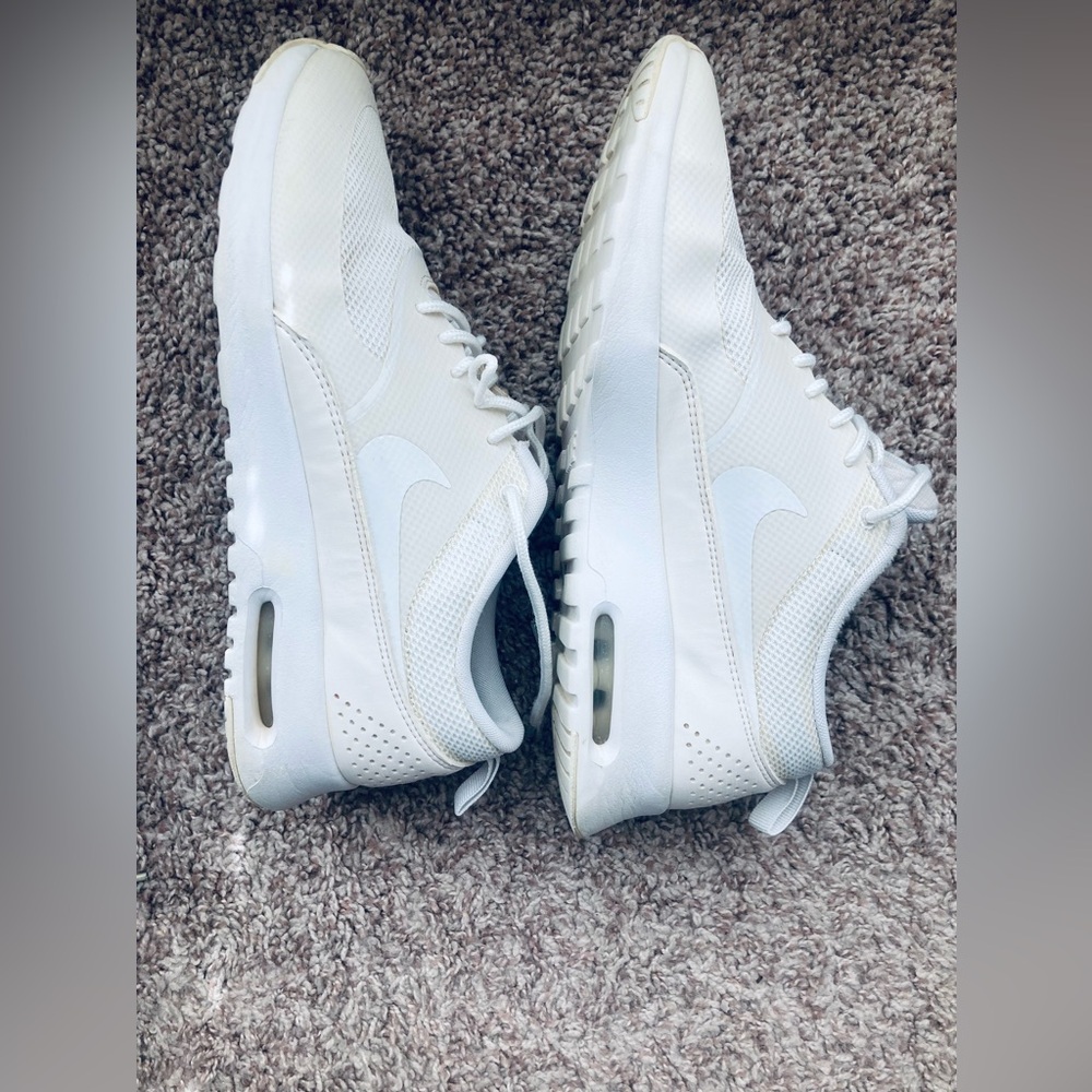 Women's Cream/White Nike Sneaker Size 6